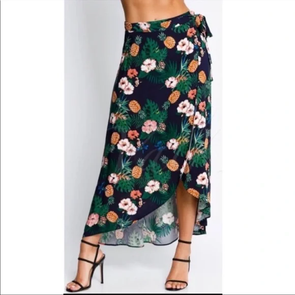 LAST ONE • HAWAIIAN PINEAPPLE WRAP SKIRT - Picture 1 of 4